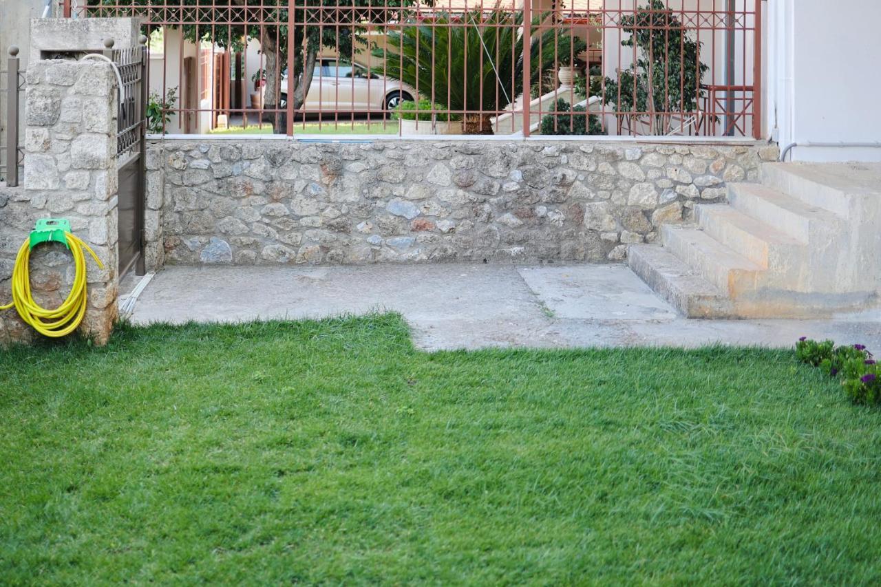 Μικρό Διαμέρισμα Της Αγγελικής Με Αυλή Και Parking 卡拉马塔 外观 照片